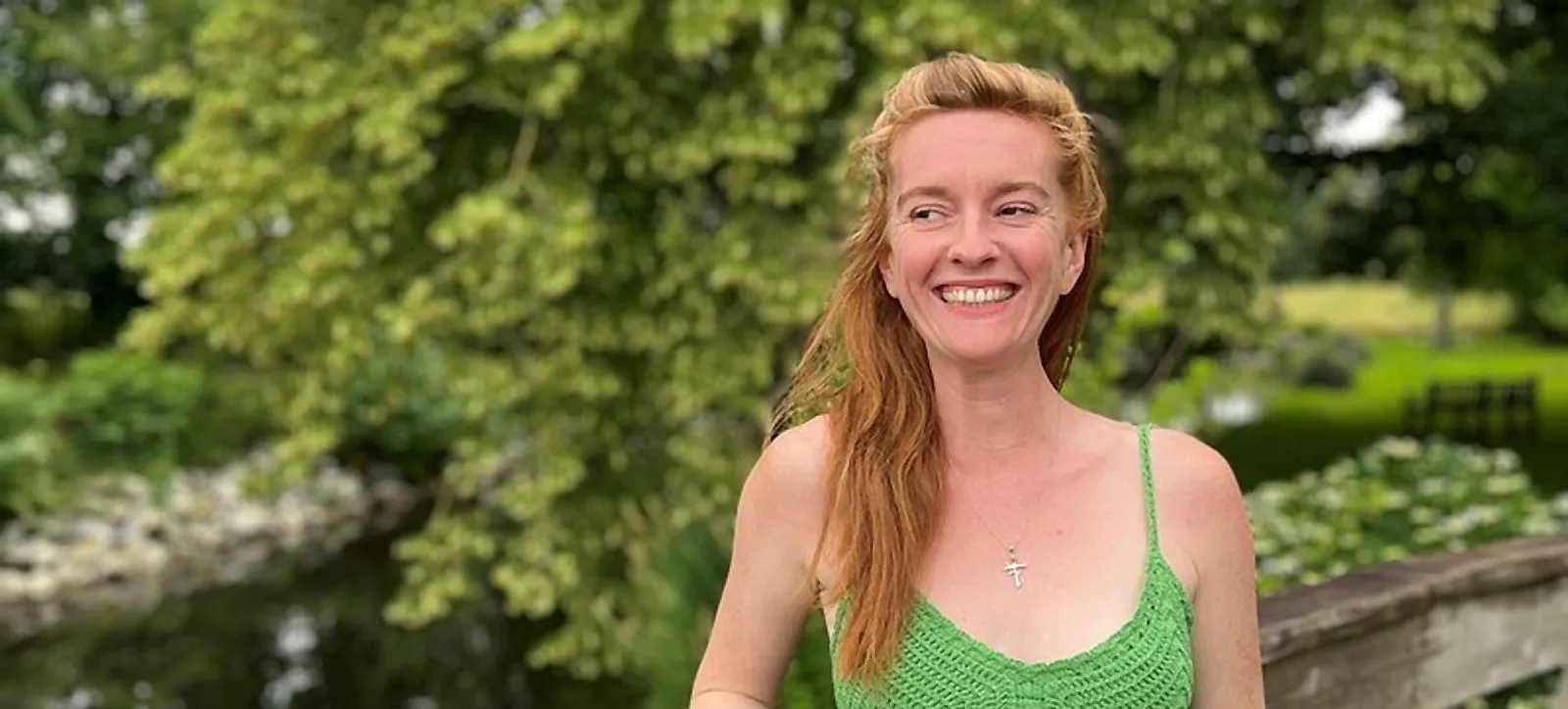 Diane de Sagazan souriante dans un jardin arboré