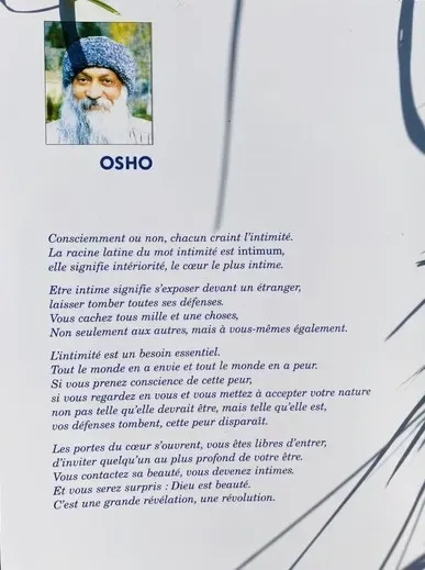 Page du livre « Intimité » d’Osho photographiée en gros plan